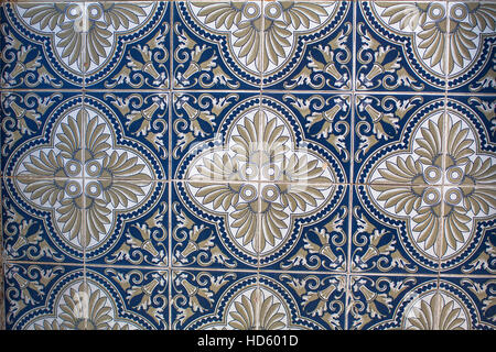 Fragment de carreaux traditionnels portugais avec Azulejo motif dans vieux Porto, Portugal. Banque D'Images