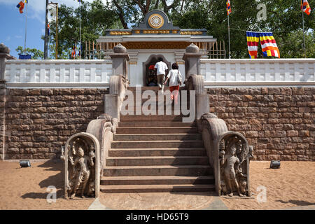 Escalier pour Jaya Sri Maha Bodhi, figuier sacré, ville sacrée d'Anuradhapura, Sri Lanka, Banque D'Images