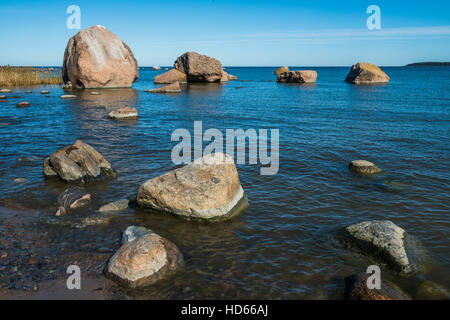 Rochers sur la côte, côte de la mer Baltique, le golfe de Finlande, l'Estonie, de Käsmu Banque D'Images