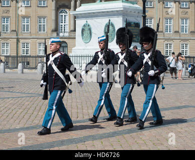 Relève de la garde, gardes du corps sur la place du palais royal, le Palais d'Amalienborg, Copenhague, Danemark Banque D'Images