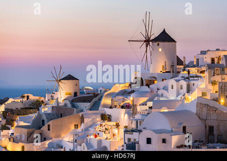 La ville, moulins à vent, crépuscule, Oia, Santorini, Cyclades, Grèce Banque D'Images