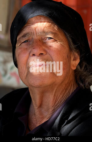 Un portrait d'une vieille femme chypriote dans le village de Pano Panagia, Pafos, région sud de Chypre. Banque D'Images