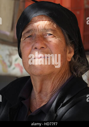 Un portrait d'une vieille femme chypriote dans le village de Pano Panagia, Pafos, région sud de Chypre. Banque D'Images