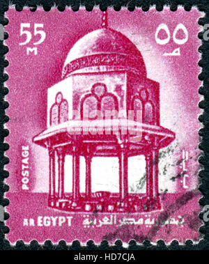 Egypte - VERS 1972 : un timbre imprimé en Egypte, montre la fontaine, la Mosquée Sultan Hassan, Le Caire, vers 1972 Banque D'Images