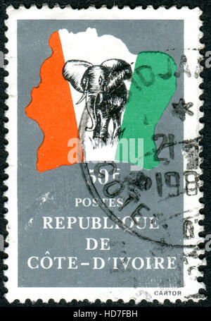 Côte d'Ivoire - VERS 1982 : un timbre imprimé en Côte d'Ivoire, montre l'éléphant en face de la carte de Côte d'Ivoire, vers 1982 Banque D'Images