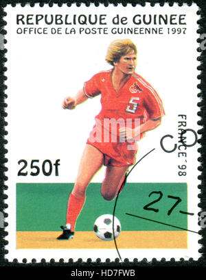 Guinée - circa 1997 : timbre imprimé en Guinée dédié à la Coupe du Monde 1998 - La France, montre la scène de jeu, vers 1997 Banque D'Images