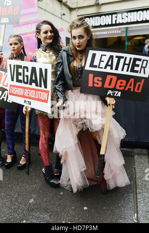 En cuir vegan et tartan punk portant des modèles de groupe de défense des droits des animaux PETA tenir une 'révolution' contre la mode Végan. PETA dire que tous les végétaliens de haute qualité tissus disponibles, il n'y a aucune excuse pour porter des peaux d'animaux. Comprend : Atmos Banque D'Images