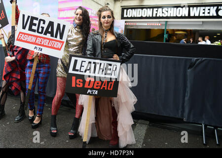 En cuir vegan et tartan punk portant des modèles de groupe de défense des droits des animaux PETA tenir une 'révolution' contre la mode Végan. PETA dire que tous les végétaliens de haute qualité tissus disponibles, il n'y a aucune excuse pour porter des peaux d'animaux. Comprend : Atmos Banque D'Images