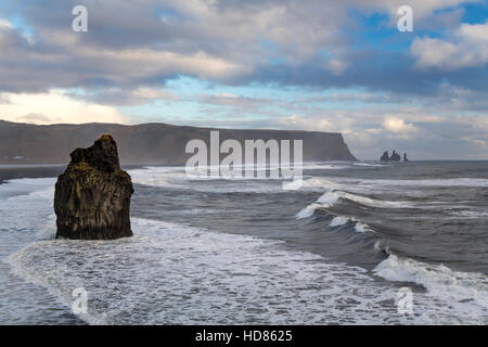 Les piles de la mer des rochers et surfez sur la côte dans le sud de la péninsule de Dyrhólaey l'Islande, l'Europe. Banque D'Images