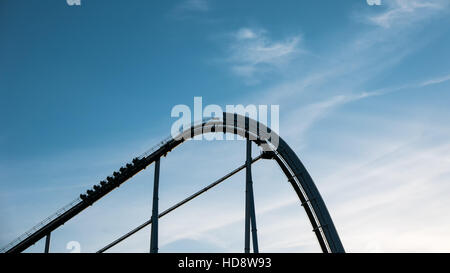 Un roller coaster de monter les rails against a blue sky Banque D'Images