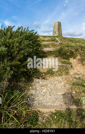 Point de triangulation sur Abbotsbury ancien château terrassement, Abbotsbury, Dorset, Angleterre, Royaume-Uni. Banque D'Images