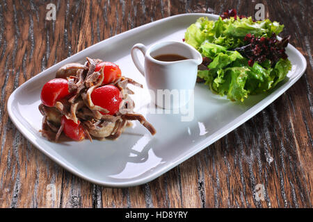 Salade avec de la viande, les tomates et la laitue. Banque D'Images