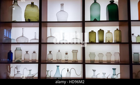 Flacons de médicaments sur l'écran de verre dans le cadre de l'exposition de l'homme Médecin, Wellcome Trust Collection, Euston Road, London England Banque D'Images