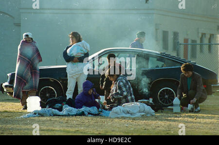 Latinos vivent dans des tentes et des voitures à l'extérieur de leurs immeubles détruits après le tremblement de terre de Northridge en 1994 dans la région de Los Angeles. (Photo de Jeremy Hogan) Banque D'Images