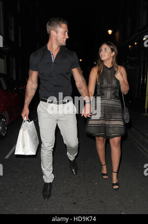 Jacqueline Jossa et Dan Osborne dehors et environ dans Soho avec : Dan Osborne, Jacqueline Jossa Où : London, Royaume-Uni Quand : 20 Oct 2016 Banque D'Images