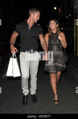 Jacqueline Jossa et Dan Osborne dehors et environ dans Soho avec : Dan Osborne, Jacqueline Jossa Où : London, Royaume-Uni Quand : 20 Oct 2016 Banque D'Images