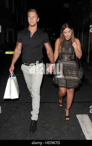 Jacqueline Jossa et Dan Osborne dehors et environ dans Soho avec : Dan Osborne, Jacqueline Jossa Où : London, Royaume-Uni Quand : 20 Oct 2016 Banque D'Images