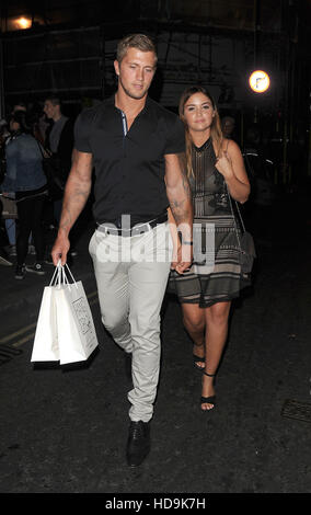 Jacqueline Jossa et Dan Osborne dehors et environ dans Soho avec : Dan Osborne, Jacqueline Jossa Où : London, Royaume-Uni Quand : 20 Oct 2016 Banque D'Images