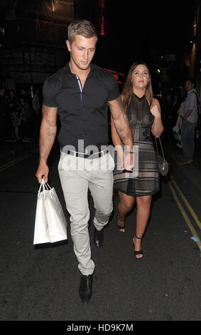 Jacqueline Jossa et Dan Osborne dehors et environ dans Soho avec : Dan Osborne, Jacqueline Jossa Où : London, Royaume-Uni Quand : 20 Oct 2016 Banque D'Images