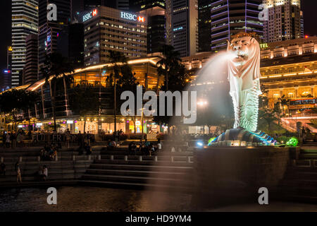 Le Merlion de nuit, symbole de la ville, à Singapour, en Asie Banque D'Images