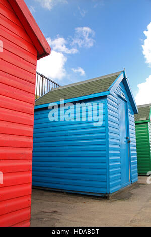 Cabines de plage de couleur sur la promenade de Whitby Banque D'Images