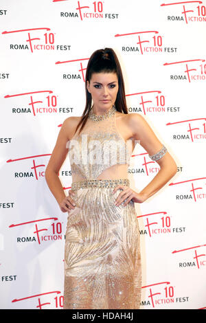 Rome, Italie. 9 Décembre, 2016. Lara Basso assiste au tapis rouge pour 'Amore pensaci tu' © Fulvio Dalfelli/Alamy Live News Banque D'Images