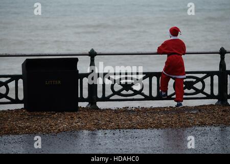 Brighton, UK. 10 Décembre, 2016. Brighton Santa Dash le 12/10/2016 à Hove Lawns, Brighton. Santa's de toutes formes, tailles et âges recueillir sur le front de mer de Brighton pour l'assemblée annuelle 5k Santa Dash dans l'aide de la Sussex en fonction de bienfaisance pour enfants 'Rockinghorse'. Photo par : Julie Edwards/Alamy Live News Banque D'Images