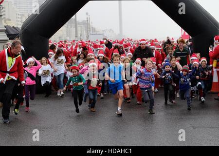 Brighton, UK. 10 Décembre, 2016. Brighton Santa Dash le 12/10/2016 à Hove Lawns, Brighton. Le début de la course de 400M de l'enfant avant l'événement principal. Photo par : Julie Edwards/Alamy Live News Banque D'Images