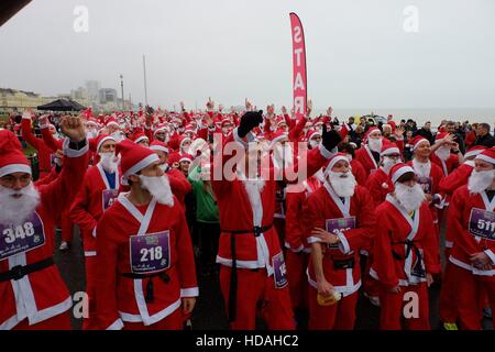 Brighton, UK. 10 Décembre, 2016. Brighton Santa Dash le 12/10/2016 à Hove Lawns, Brighton. Le début de l'5km fun run. Environ 650 Santa's ont pris part à la course qui a levé des fonds pour un organisme de bienfaisance pour enfants locaux. Photo par : Julie Edwards/Alamy Live News Banque D'Images