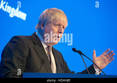 Manama, Bahreïn. 11Th Feb 2016. Le ministre des Affaires étrangères britannique Boris Johnson donne un discours lors d'un dîner marquant le début des trois jours de dialogue de Manama à Manama, Bahreïn, le 10 décembre 2016. Le ministre de la défense allemand est en ce moment au Moyen-Orient pour une visite de cinq jours. Photo : Rainer Jensen/dpa/Alamy Live News Banque D'Images