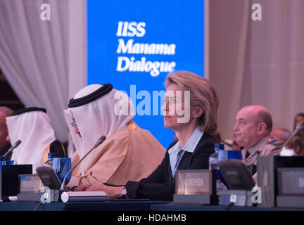 Manama, Bahreïn. 11Th Feb 2016. Le ministre allemand de la Défense et le ministre de la défense bahreïnite Khlaid bin Ahmed Al Khalifa, l'écoute d'une conférence à l'IISS Manama conférence Dialogue à Manama, Bahreïn, le 10 décembre 2016. Le ministre de la défense allemand est en ce moment sur une visite de cinq jours au Moyen-Orient. Photo : Rainer Jensen/dpa/Alamy Live News Banque D'Images