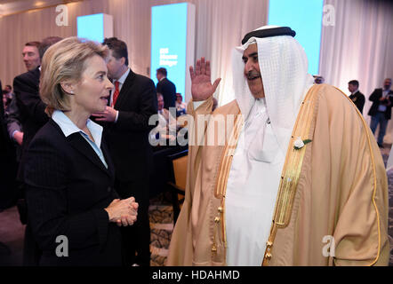 Manama, Bahreïn. 11Th Feb 2016. Le ministre allemand de la Défense et le ministre de la défense bahreïnite Khlaid bin Ahmed al Khalifa en conversation à l'IISS conférence Dialogue Manama à Manama (Bahreïn), 10 décembre 2016. Le ministre de la défense allemand est en ce moment sur une visite de cinq jours au Moyen-Orient. Photo : Rainer Jensen/dpa/Alamy Live News Banque D'Images