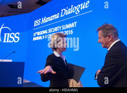 Manama, Bahreïn. 11Th Feb 2016. Le ministre allemand de la défense, Ursula von der Leyen en conversation avec John Chapman, le directeur de l'Institut international d'études stratégiques (IISS), à l'IISS conférence Dialogue Manama à Manama (Bahreïn), 10 décembre 2016. Le ministre de la défense allemand est en ce moment sur une visite de cinq jours au Moyen-Orient. Photo : Rainer Jensen/dpa/Alamy Live News Banque D'Images