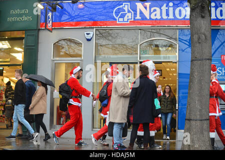 Londres, Royaume-Uni. 10 décembre 2016. Santacon Londres avec des centaines de personnes habillées en Père Noël, les rennes et les Elfes. Banque D'Images