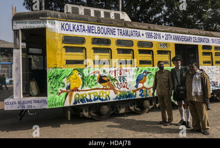 (161210) -- NEW DELHI, 10 décembre 2016 (Xinhua) -- Robert D'Andrew (C), un conducteur de tramway d'Australie pose avec ses homologues indiens au cours de la célébration du 20e anniversaire de l'Kolkata-Melbourne amitié tramways à Calcutta, capitale de l'Est de l'état indien du Bengale occidental, le 10 décembre 2016. L'événement célèbre le caractère distinctif des cultures du tramway de Melbourne en Australie et Kolkata en Inde grâce à des collaborations entre les entreprises et leur tramway tram-aimer les collectivités. (Xinhua/Tumpa Mondal) (SXK) Banque D'Images