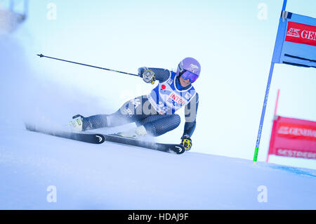 Sestriere, Italie. 10 Décembre, 2016. Les femmes AUDI FIS Coupe du Monde de Slalom géant à Sestrières sur la pente de Kandahar, athlète bib 25 CURTONI Elena LIR. Damiano Benedetto/ Alamy Live News Banque D'Images