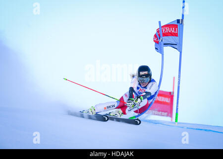 Sestriere, Italie. 10 Décembre, 2016. Les femmes AUDI FIS Coupe du Monde de Slalom géant à Sestrières sur la pente de Kandahar, athlète bib 7 Lara GUT SUI. Damiano Benedetto/ Alamy Live News Banque D'Images