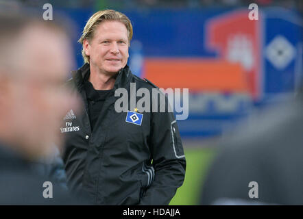 Hambourg, Allemagne. 11Th Feb 2016. L'entraîneur Markus Gisdol Hambourg photographié à la Bundesliga match de football entre le Hamburger SV et le FC Augsburg au Volksparkstadion à Hambourg, Allemagne, 10 décembre 2016. (CONDITIONS D'EMBARGO - ATTENTION : En raison de la lignes directrices d'accréditation, le LDF n'autorise la publication et l'utilisation de jusqu'à 15 photos par correspondance sur internet et dans les médias en ligne pendant le match.) Photo : Axel Heimken/dpa/Alamy Live News Banque D'Images