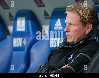 Hambourg, Allemagne. 11Th Feb 2016. L'entraîneur Markus Gisdol Hambourg photographié à la Bundesliga match de football entre le Hamburger SV et le FC Augsburg au Volksparkstadion à Hambourg, Allemagne, 10 décembre 2016. (CONDITIONS D'EMBARGO - ATTENTION : En raison de la lignes directrices d'accréditation, le LDF n'autorise la publication et l'utilisation de jusqu'à 15 photos par correspondance sur internet et dans les médias en ligne pendant le match.) Photo : Axel Heimken/dpa/Alamy Live News Banque D'Images