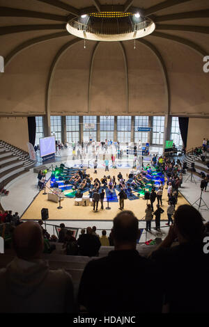 Berlin, Allemagne. 11Th Feb 2016. Les participants en action sur ergomètre lors de la course de 2 000 mètres dans la salle de dôme de l'Olympiapark à Berlin, Allemagne, 10 décembre 2016. Autour de 400 rameurs dans tous les groupes d'âge ont pris part à la 20e Berlin aviron en salle ouverte. Photo : Klaus-Dietmar Gabbert/dpa/Alamy Live News Banque D'Images