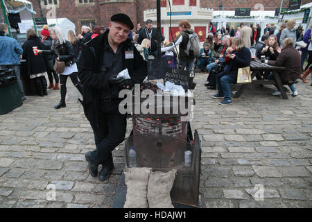 Londres, Royaume-Uni. 10 Décembre, 2016. London UK 10 Déc 2016 avec la magnifique région de Hampton Court Palace, la BBC revenir pour la deuxième Fayre au palais des fêtes, beaucoup de stands de nourriture et boisson plus entertainment milliers o gens venez profiter d'une foule d'Aussi,experts créé délicieux plaisirs d'hiver dans des démonstrations en direct sur la cuisine d'hiver, qui a lieu dans le cadre unique de la cuisine à l'intérieur du palais Tudor, avec feu de cheminée.avec en bonus le droit de billets pour visiter le palais sans coût supplémentaire Crédit : Paul Quezada-Neiman/Alamy Live N Banque D'Images