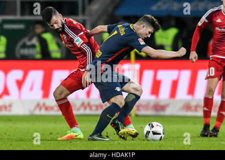 Berlin, Allemagne. 11Th Feb 2016. Anthony Jung d'Ingolstadt (l) et Marcel Sabitzer de Leipzig se disputent le ballon pendant le match de la Bundesliga allemande entre FC Ingolstadt 04 et RB Leipzig au Sportpark Audi à Ingolstadt, Allemagne, le 10 décembre 2016. (CONDITIONS D'EMBARGO - ATTENTION : En raison de la lignes directrices d'accréditation, le LDF n'autorise la publication et l'utilisation de jusqu'à 15 photos par correspondance sur internet et dans les médias en ligne pendant le match Photo : Armin Weigel/dpa/Alamy Live News Banque D'Images