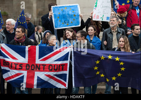 Londres, Royaume-Uni. 10 décembre 2016. Un grand groupe de partisans pro-UE se rassemblent dans le Vieux Palais Cour pour prendre part à "La Chaîne silencieuse pour l'Europe" lors de la Journée des droits de l'événement. Les participants link bras autour de la statue de George V et de rester silencieux dans un acte symbolique d'inquiétude au sujet des droits des personnes vivant au Royaume-Uni garanti par l'adhésion à l'Union européenne et menacée par Brexit. Wiktor Szymanowicz/Alamy Live News Banque D'Images