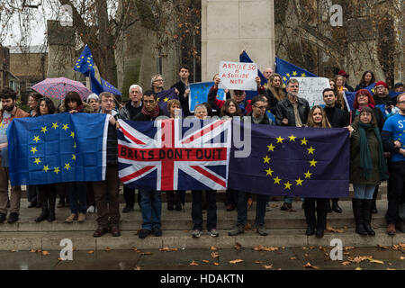 Londres, Royaume-Uni. 10 décembre 2016. Un grand groupe de partisans pro-UE se rassemblent dans le Vieux Palais Cour pour prendre part à "La Chaîne silencieuse pour l'Europe" lors de la Journée des droits de l'événement. Les participants link bras autour de la statue de George V et de rester silencieux dans un acte symbolique d'inquiétude au sujet des droits des personnes vivant au Royaume-Uni garanti par l'adhésion à l'Union européenne et menacée par Brexit. Wiktor Szymanowicz/Alamy Live News Banque D'Images