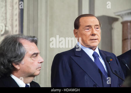 Rome, Italie. 10 décembre 2016.Silvio Berlusconi, l'Italie de l'ancien premier ministre, au centre à droite, prend la parole lors d'une conférence de presse à l'issue d'une rencontre avec le président italien Sergio Mattarella au Palais du Quirinal à Rome, Italie. Credit : Sara De Marco/Alamy Live News. Banque D'Images