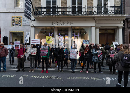 Londres, Royaume-Uni. 10 décembre 2016. Un groupe de militants des droits des animaux ont manifesté contre l'éthique et les pratiques cruelles de la fourrure en face de magasins sur Old Bond Street dans le centre de Londres. Une journée de protestation organisée par les surtensions et les actions ciblées, Végétalien Londres boutique détaillants qui vendent des vêtements en fourrure et en cuir tels que Max Mara, Joseph et Moncler. Wiktor Szymanowicz/Alamy Live News Banque D'Images