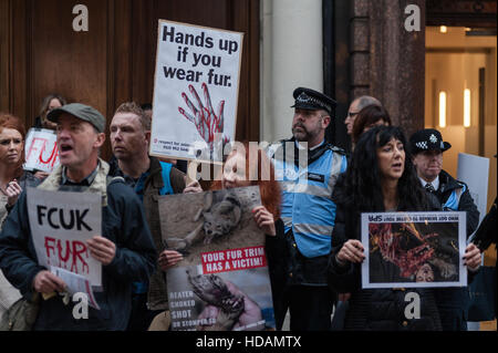 Londres, Royaume-Uni. 10 décembre 2016. Un groupe de militants des droits des animaux ont manifesté contre l'éthique et les pratiques cruelles de la fourrure en face de magasins sur Old Bond Street dans le centre de Londres. Une journée de protestation organisée par les surtensions et les actions ciblées, Végétalien Londres boutique détaillants qui vendent des vêtements en fourrure et en cuir tels que Max Mara, Joseph et Moncler. Wiktor Szymanowicz/Alamy Live News Banque D'Images