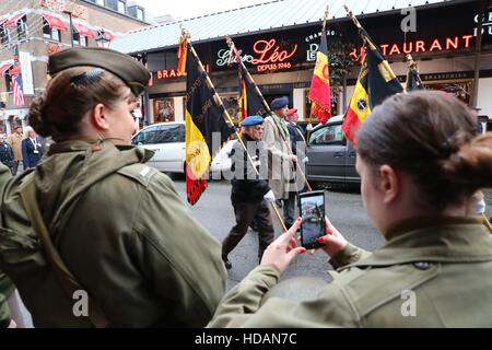 Bruxelles, Belgique. 11Th Feb 2016. Les amateurs d'histoire regarder un défilé pour commémorer la Bataille des Ardennes à Bastogne, Belgique, le 10 décembre 2016. Historique La Bataille des Ardennes a commencé en décembre 1944 et a duré jusqu'en janvier 1945. © Gong Bing/Xinhua/Alamy Live News Banque D'Images