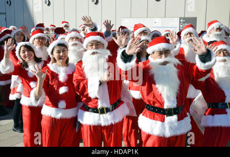 Tokyo, Japon. 11Th Feb 2016. 100 employés de fabricants de jouets japonais en costumes Père Noël se rassemblent à un centre commercial au pied de la Tokyo Skytree marquant le Samedi, Décembre 10, 2016. 100 Santas donnez de petits jouets pour les enfants pour les cadeaux de Noël. © Yoshio Tsunoda/AFLO/Alamy Live News Banque D'Images