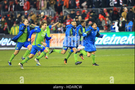 Toronto, Canada. 11Th Feb 2016. Les joueurs de Seattle Sounders FC célébrer après avoir remporté le 2016 Major League Soccer (MLS) en finale de la Coupe du Canada, Toronto, 10 décembre 2016. Seattle Sounders FC a gagné 5-4 et a réclamé le titre. © Zou Zheng/Xinhua/Alamy Live News Banque D'Images